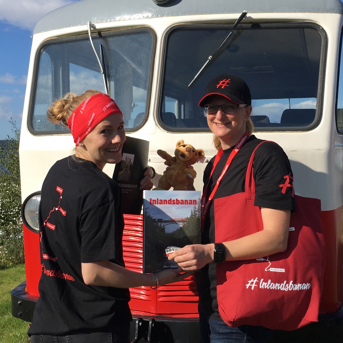 Kajsa och Elisabeth säger grattis