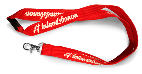 Bild på vårt röda nyckelband med inlandsbanans logotyp. 