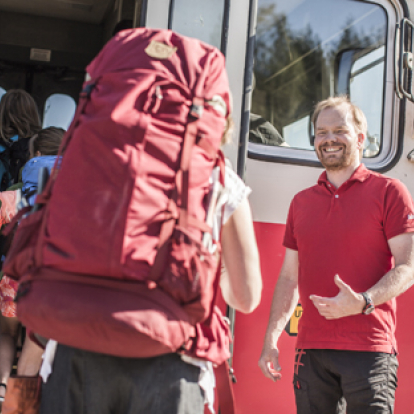 Stiger ombord Inlandsbanans tåg